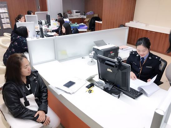 浦东公安分局出入境管理办公室首次成功受理外籍家政服务人员居留许可
