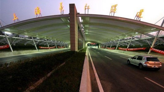 G40长江隧桥车辆排队24公里 无人占用应急车道