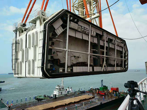 大国重器助力世纪工程最后贯通 振华重工自主建造12000吨起重船成功吊装最终接头
