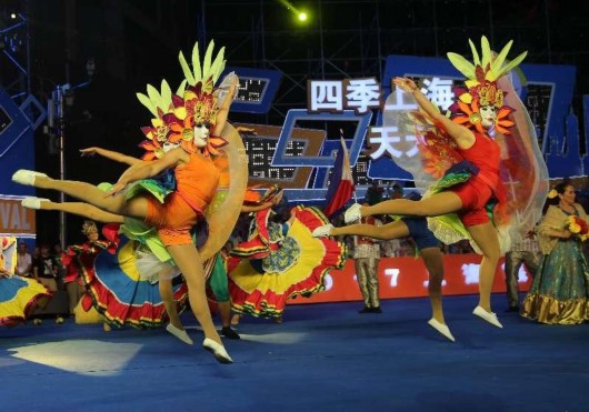 30余万市民游客共赏上海旅游节花车巡游