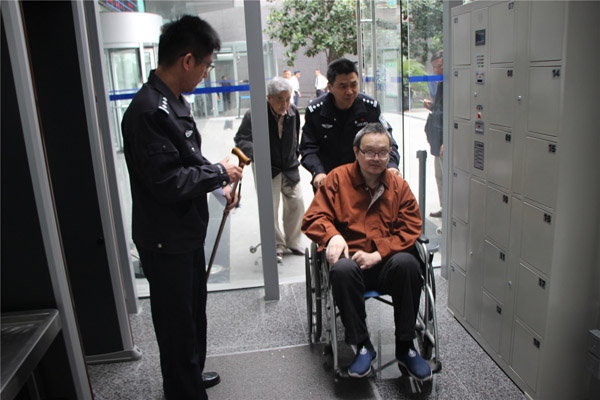 83岁老人拟送52岁偏瘫儿子出国就医 可怜天下父母心！