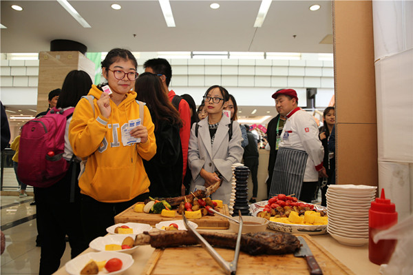 聚焦“青春饭，不浪费” 倡导“分享、感恩、思索” 第一届上海大学生美食节彰显育人内涵