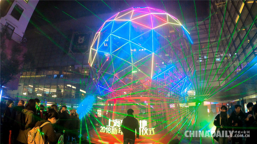 可互动的“水晶球”圣诞树亮相新天地