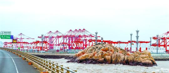 上海洋山四期自动化码头今正式开港试生产