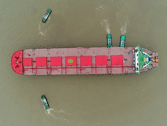 外高桥造船新品在上海隆重首发 首制第二代40万吨级超大型矿砂船成功命名交付