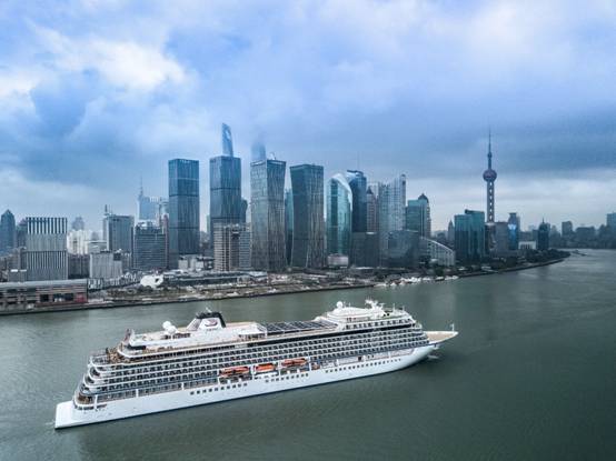 上海外滩迎来历史上首个海上游轮的命名仪式