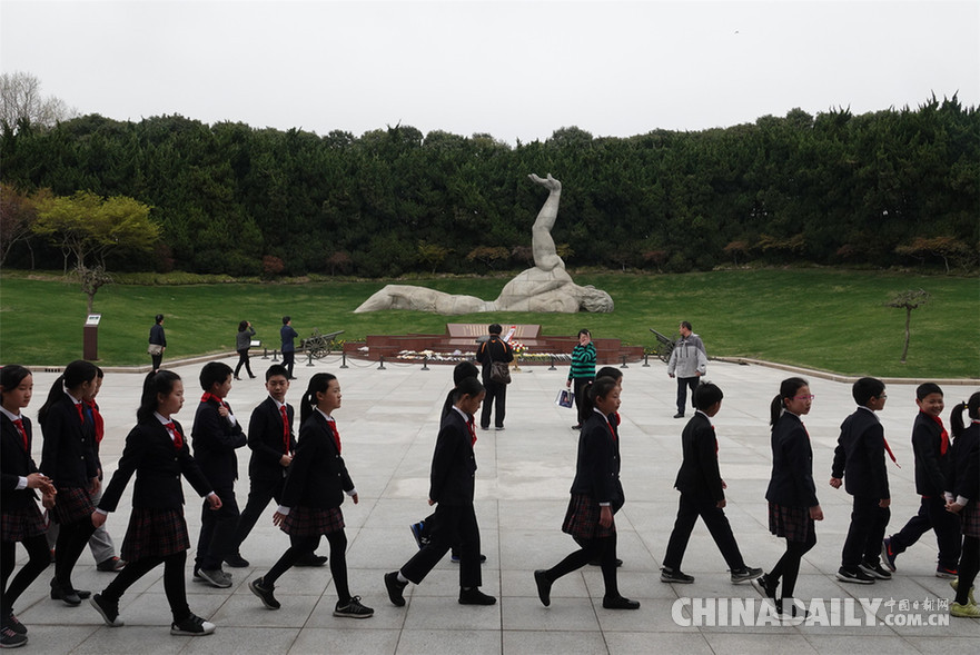 清明将至 上海市民赴龙华烈士陵园祭扫