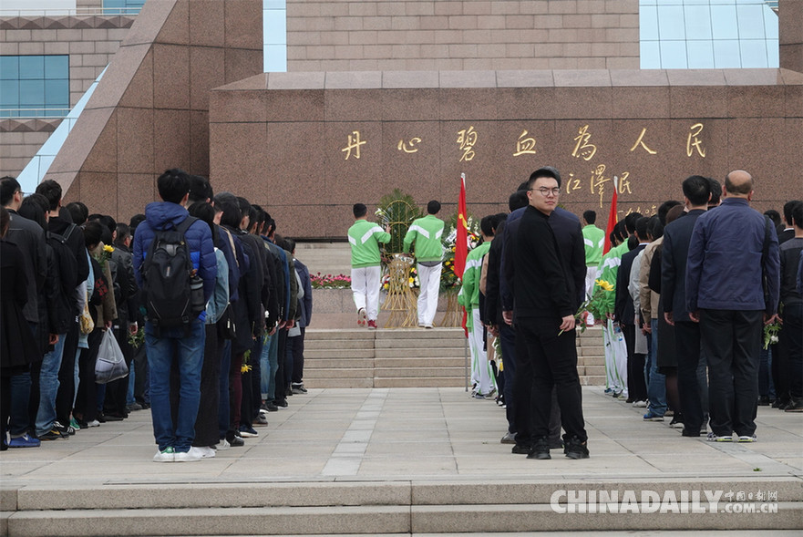 清明将至 上海市民赴龙华烈士陵园祭扫