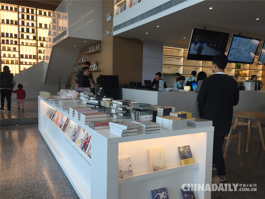 临港新城首家书店开业 看书借书不用钱