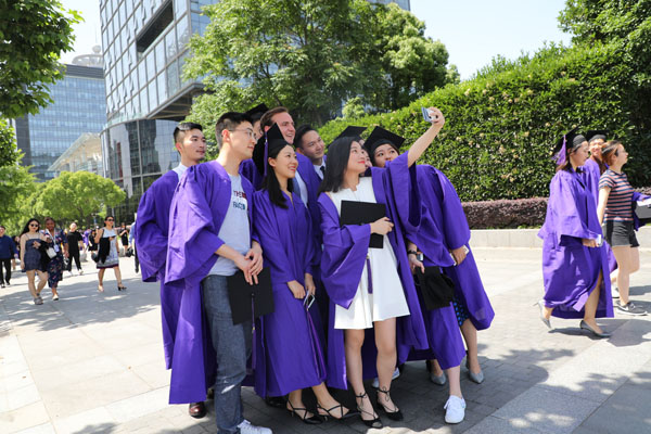 东方明珠点亮紫色灯光——上海纽约大学举行2018届本科生毕业典礼