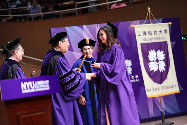 东方明珠点亮紫色灯光——上海纽约大学举行2018届本科生毕业典礼