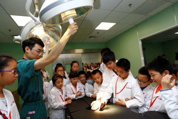 变身“见习小医生” 上海儿童观察员体验医生工作