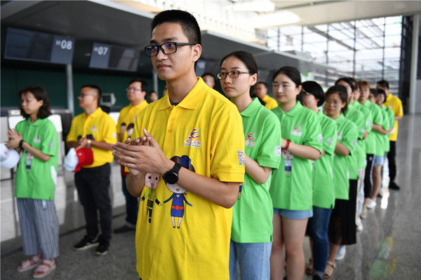 首批34名“爱心上海·爱在东航”青年扶贫志愿者从上海飞赴云南