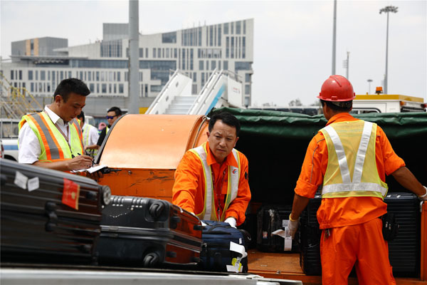 战高温！一线员工坚守岗位保障上海机场安全平稳高效运行