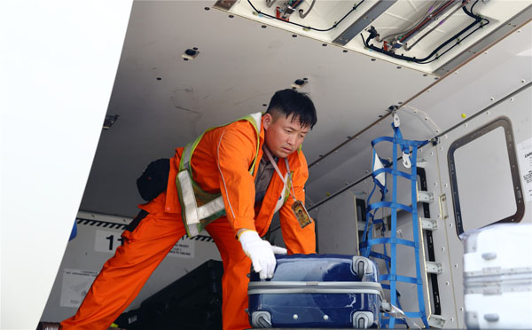 战高温！一线员工坚守岗位保障上海机场安全平稳高效运行