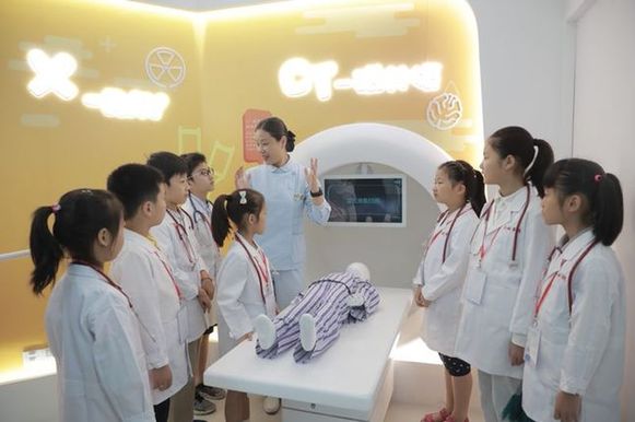 全国首个儿童医学体验馆上海开馆 让孩子在“梦想医学院”揭开医学神秘面纱