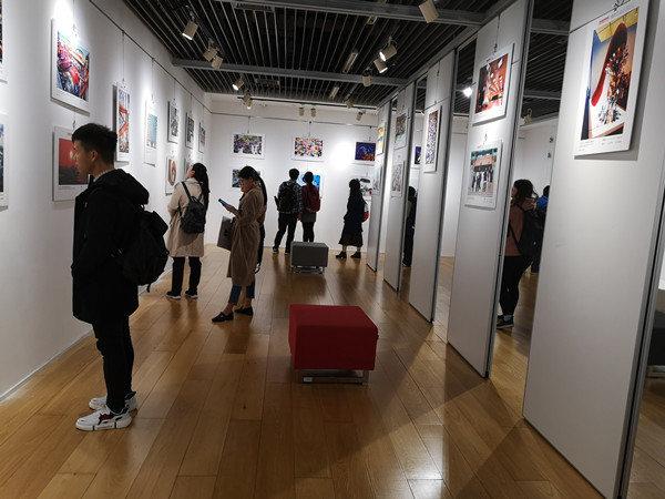 《百名摄影师聚焦上海》精选图片高校巡展第五站在华东师范大学开幕